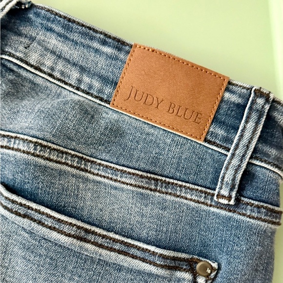 Judy Blue Bermuda Distressed Shorts High Rise Size 1X - Picture 10 of 10